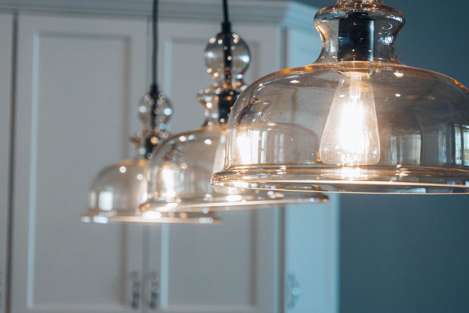 Stijlvolle moderne hanglamp boven een gezellige zithoek in een woonkamer, met warme verlichting en een eigentijdse uitstraling.