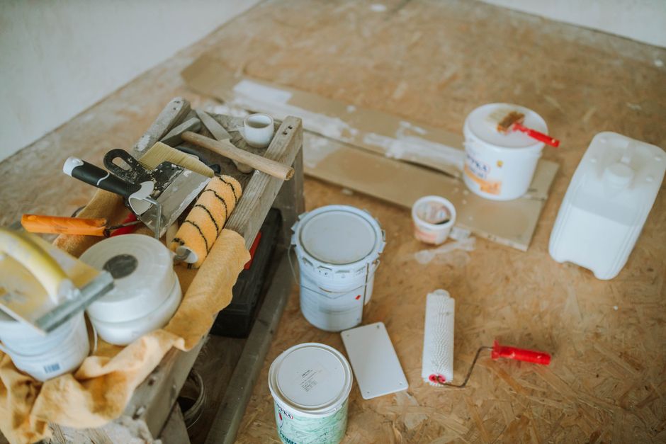 Een vakman herstelt een cementgebonden dekvloer met aandacht voor detail en kwaliteit.